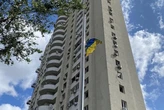 Біля пошкодженого росіянами будинку у Києві вцілів флагшток із прапором України (фото)