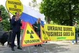 Париж: активісти влаштували протест із фігурою Макрона під посольством РФ (відео)