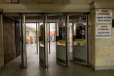 Столичне метро оновить важкі вхідні двері на станції: скільки коштує одна конструкція