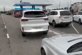 «Думав, до нас не дійде»: на заправках Москви утворилися гігантські черги (відео)
