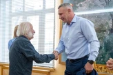 Мер Києва зустрівся з легендарним митцем і оконфузився