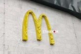 McDonald’s на Лук’янівській після атаки РФ. Соцмережі пропонують увіковічнити одну деталь