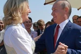 Ексглава МЗС Австрії, яка танцювала з Путіним, а потім переїхала до РФ, пішла до церкви з котом