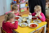 Багатодітні сім'ї залишились без пільг на харчування у дитсадках: скільки тепер треба платити