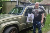 Батько польського добровольця, який загинув за Україну, передав українським військовим авто сина