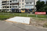 На Оболоні, попри боротьбу з МАФами, з'явився новий фундамент під кіоск (фото)