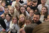 «На цьому стільці сидів Зеленський». Засновниця української школи в Будапешті показала річ, якою пишаються учні (фото)