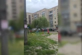 Парадокси воєнного часу. Атака дронів, стрільба і дитина на гойдалці: відео з Василькова