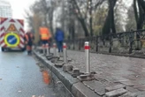 Прокуратура відкрила справу через неякісні антипаркувальні стовпчики на Подолі