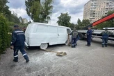 Київські комунальники виявили на вулиці «замасковану» автолавку (фото)