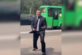 Ексбоєць «Азова» закидав помідорами нардепа Тищенка (відео)