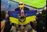 Працівники стадіону «ПСЖ» намагалася вигнати українського військового з жовто-синім прапором