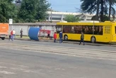 У Києві автобус зніс зупинку громадського транспорту, є постраждалі