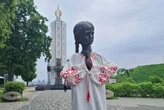 Дівчинка з колосками біля Музею Голодомору «вдягла» вишиту сорочку (фото)