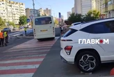 Хаос на Драгоманова: через ремонт водії перетворили тротуар на проїжджу частину (фото)