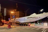 Літак на вулицях Києва: чому й куди його перевозили цієї ночі