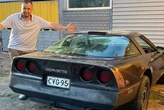 На Полтавщині власник покинув просто неба рідкісний спорткар