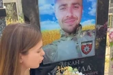 «Ми померли в один день». Дружина загиблого воїна відзначила спільний день народження на могилі коханого
