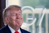 Трамп помістив себе на паспорт США і підписав: «Будь хорошим»