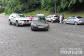 На Печерську водії двох автівок влаштували розбірки на дорозі (фото)