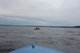 Посеред канівського моря виловили жінку з дитиною на надувному матраці
