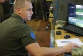 Порошенко разом із волонтерами доправив на фронт потужну систему відеоспостереження