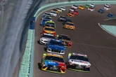 Гонщик NASCAR дивом увернувся від авто, яке летіло нього. «Постраждали» лише труси (відео)