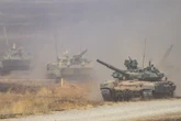 Російські терористи розмістили танки в окупованому селищі на Донбасі