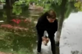 У Дніпрі затопило парк. Люди ловлять рибу руками (відео)