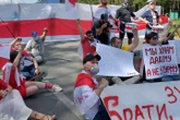 Білоруси, які втекли від режиму Лукашенка заблокували рух на українському кордоні (фото, відео)