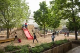 « Les pics caniculaires n’attendent pas juillet » : à Paris, 39 cours d’école transformées en « oasis » cet été