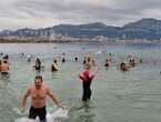 À Marseille, ils se jettent à l’eau pour le Nouvel An : « 13 degrés, ça pique mais après c’est vivifiant ! »