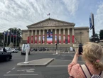 Paris : après le Pont-Neuf et le Trocadéro, une œuvre éphémère s’invite sur la colonnade de l’Assemblée nationale