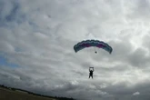 « Il a sauté en solo » : un parachutiste de 24 ans s’écrase et meurt lors d’un stage, une enquête ouverte