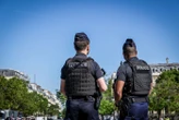 Paris : un homme entre la vie et la mort après une chute du 1er étage dans le XXe, deux gardes à vue pour tentative d’homicide