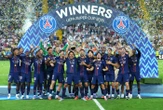 PSG-Tottenham (2-2, 4-3 t.a.b.) : les images de la célébration des Parisiens après la remise du trophée