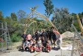 Dans les Pyrénées, les jeunes construisent un ombrage au village pour continuer à discuter dehors sous le soleil