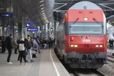 Le train redémarre pendant sa pause cigarette, il s’accroche entre deux wagons