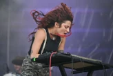 « Je resterai comme ça jusqu’à ce que ce soit normal » : une chanteuse agressée sexuellement en plein concert finit seins nus