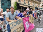 Vélib’, bobs Cochonou et jambons beurre : l’ambiance monte rue Lepic avant l’arrivée du Tour de France