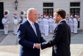 Un mont sous-marin « Albert II » et une raquette « Rafa no5 », les cadeaux étonnants de Macron au prince de Monaco