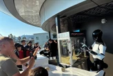 Design rétro, robots-serveurs et burger sauce « électrique » : Tesla ouvre son premier restaurant