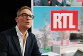 Matins de RTL : Julien Courbet remplace Faustine Bollaert, Alex Vizorek gagne une demi-heure d’antenne
