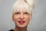 Divorce de Sia : son ex-mari réclame 250 000 dollars par mois à la chanteuse pour maintenir un « style de vie luxuriant »