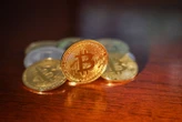 Le bitcoin bat un nouveau record, et offre de l’optimisme sur la réglementation américaine du secteur