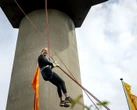 Pays-Bas : la maire de Rotterdam descend en rappel une tour de 185 mètres pour honorer un pari