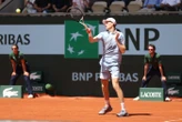 « Ces choses doivent disparaître » : chutes, blessures, abandon... Polémique à Roland-Garros à cause de panneaux publicitaires