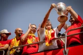 Coupe de France : après 47 ans derrière le comptoir, la tenancière d’un bar de supporters lensois a soulevé le trophée