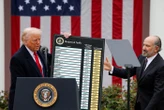 « Parfois cinq à dix fois plus chers » qu’ailleurs dans le monde : Donald Trump veut baisser les prix des médicaments