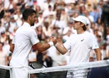 Wimbledon : sous les yeux de Roger Federer, Novak Djokovic se qualifie pour les quarts de finale
